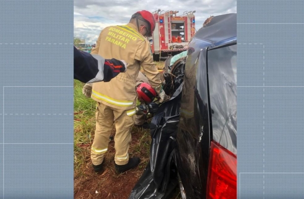 Foto: Homem morre e mulher fica gravemente ferida em acidente entre carro e caminhão — Foto: Reprodução/RPC