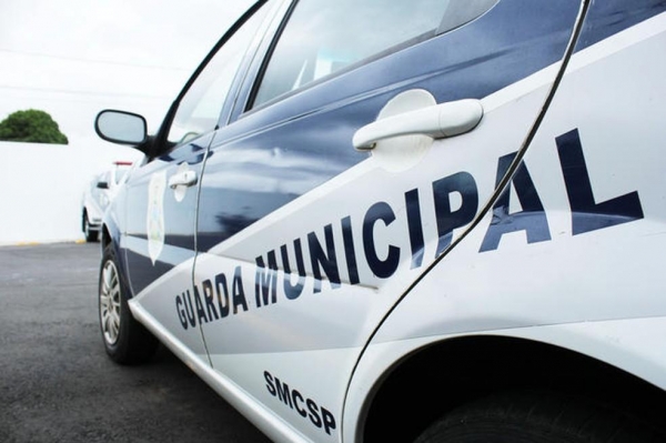 Guardas municipais foram abordados por mulher pedindo socorro — Foto: Divulgação/Prefeitura de Ponta Grossa