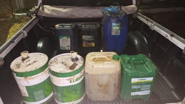 Galões onde estava combustível estavam sobre caminhonete da prefeitura — Foto: PM e Gaeco-PR
