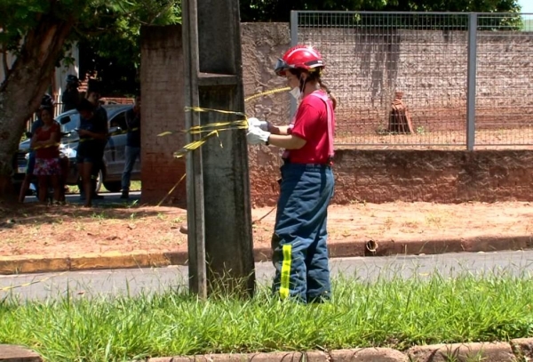 Homem morre após sofrer descarga elétrica enquanto instalava cabo em poste no Paraná — Foto: Reprodução/RPC