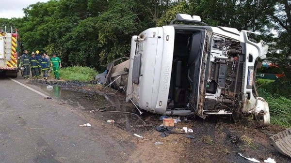 Mulher morre após caminhão carregado com piche tombar na BR-376, em Ponta Grossa — Foto: RPC
