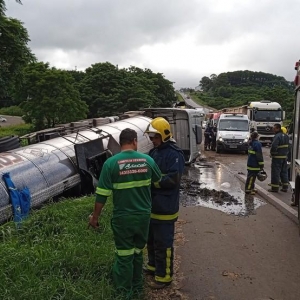 Mulher morre após caminhão carregado com piche tombar na BR-376, em Ponta Grossa — Foto: RPC