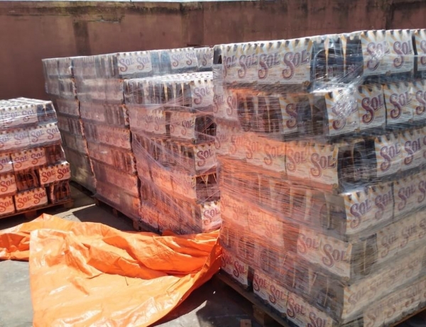 Mulher de 58 anos é presa após filho furtar carga de cerveja no Paraná — Foto: Polícia Militar (PM)