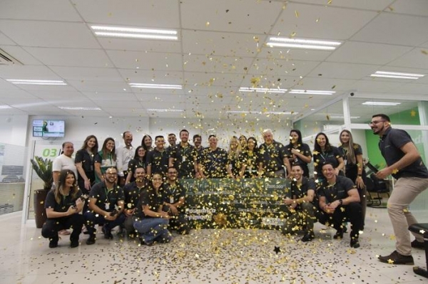 Associada e colaboradores da cooperativa celebraram entrega do cheque simbólico com prêmio especial  Créditos: divulgação 