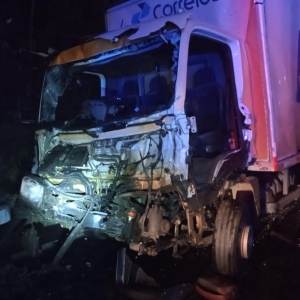 Engavetamento com três caminhões e um carro bloqueia BR-376, em Ponta Grossa. — Foto: PRF/divulgação