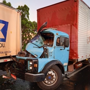 Engavetamento com três caminhões e um carro bloqueia BR-376, em Ponta Grossa. — Foto: PRF/divulgação