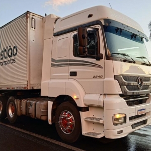 Engavetamento com três caminhões e um carro bloqueia BR-376, em Ponta Grossa. — Foto: PRF/divulgação  Mais assistidos do g1 PR