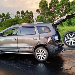 Engavetamento com três caminhões e um carro bloqueia BR-376, em Ponta Grossa. — Foto: PRF/divulgação