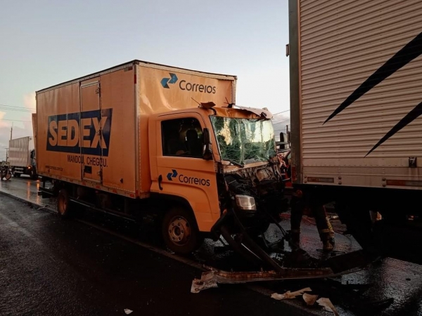 Engavetamento com três caminhões e um carro bloqueia BR-376, em Ponta Grossa. — Foto: PRF/divulgação