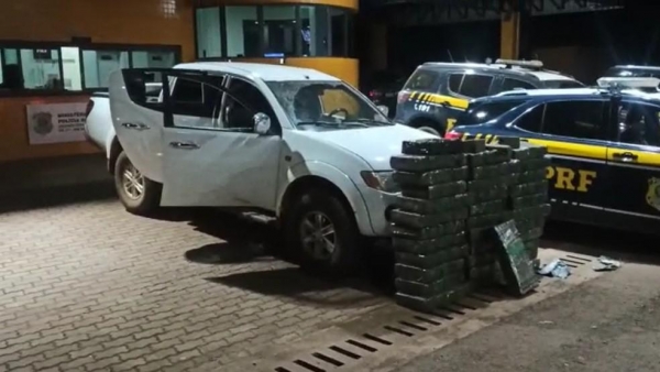 Carro é apreendido com maconha em Cascavel — Foto: PRF/divulgação