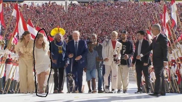 Palotinense Lucimara é a mulher de branco na foto, ao lado da primeira-dama Janja. Foto: Divulgação.