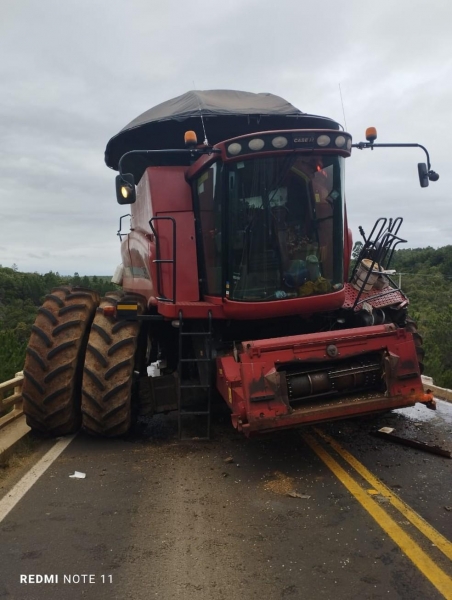 Duas pessoas morrem após caminhão cair de ponte ao bater com colheitadeira na PR-151 — Foto: Reprodução/RPC