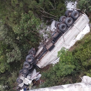 Duas pessoas morrem após caminhão cair de ponte ao bater com colheitadeira na PR-151 — Foto: Divulgação/PRE