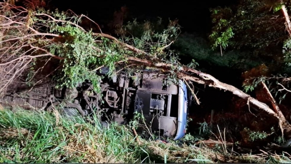 Ônibus cai em buraco e deixa feridos em bandeirantes — Foto: Reprodução/RPC