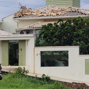 Destelhamento de casa em Sangão — Foto: Defesa Civil/Divulgação
