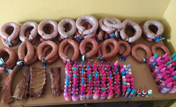 Homem é preso por furtar mais de 40 linguiças, costela defumada e 130 tubos de cola líquida no Paraná, diz PM — Foto: Divulgação/PMPR