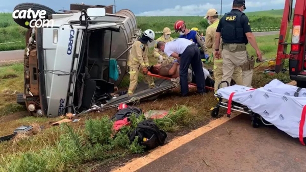 Socorristas e médico do Siate prestaram atendimento ao condutor do veículo. Foto: Catve