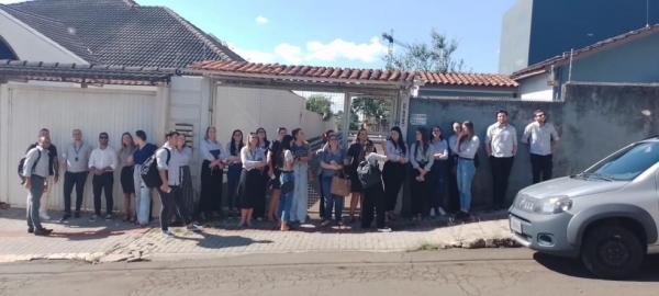 Trabalhadores após prédio ser evacuado em Chapecó — Foto: Defesa Civil