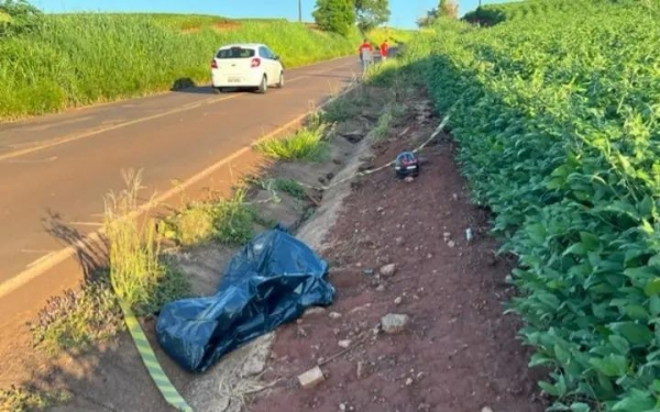  É possível que ele tenha perdido o controle da direção na curva, saiu da pista pela margem esquerda e bateu em um buraco. Foto: Goionews