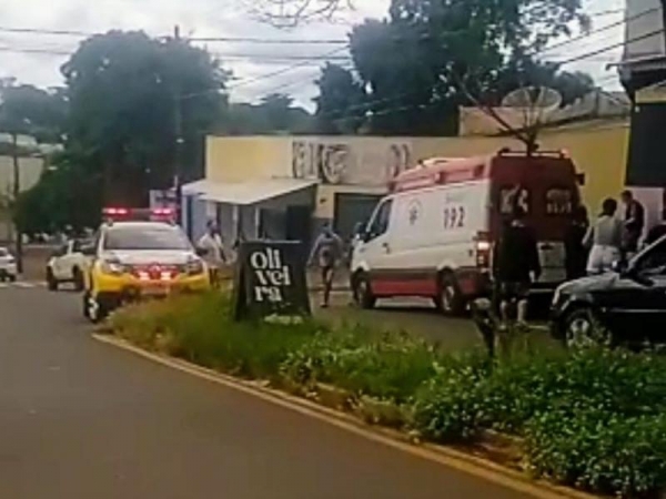 A vítima, um rapaz de 24 anos, foi atingido por diversos disparos. Foto: Reprodução/Ponto da Notícia.