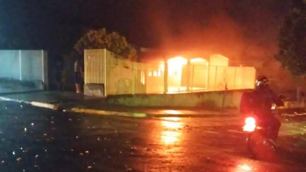 Incêndio foi controlado após ajuda de um caminhão-pipa do município | Foto: Redes sociais