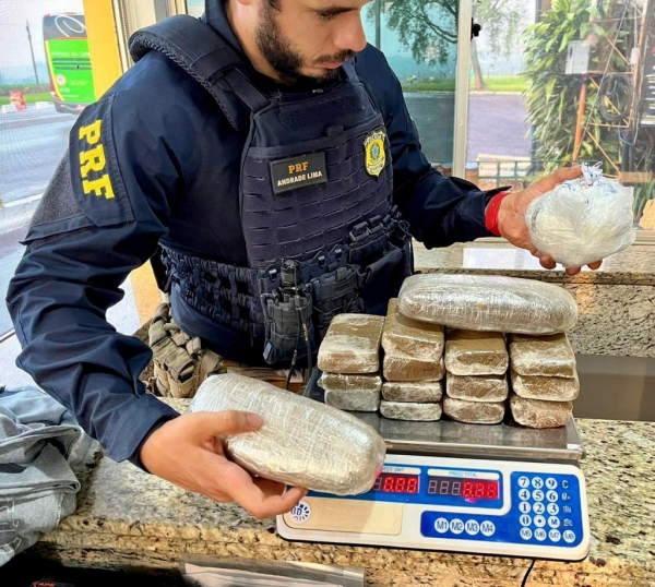 2,935kg de haxixe marroquino e 0,7kg de cloridrato de cocaína foram localizados. Foto: PRF