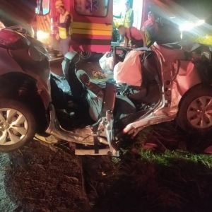 Carro destruído após batida em árvore em Pouso Redondo — Foto: PRF/Divulgação