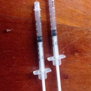 Seringas com agulhas encontradas. Foto: Divulgação.