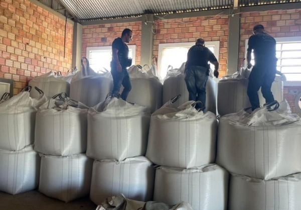 Cerca de 100 toneladas de fertilizantes adulterados são apreendidos após fazendeiro denunciar sacos entregues com lacres abertos — Foto: Reprodução/RPC