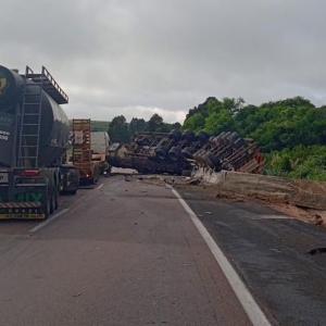 Caminhão carregado com álcool etílico se envolve em acidente, e PRF bloqueia BR-277 em Balsa Nova por risco de explosão após vazamento — Foto: Divulgação/PRF