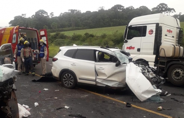 Acidente entre caminhão e carros mata 1 pessoa e deixa 11 feridas na BR-277, em Teixeira Soares — Foto: Divulgação/Corpo de Bombeiros