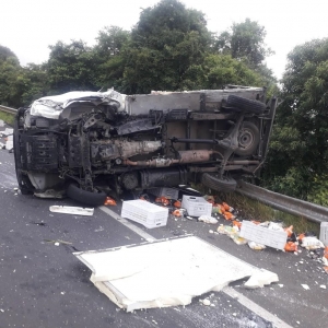 Acidente entre caminhão e carros mata 1 pessoa e deixa 11 feridas na BR-277, em Teixeira Soares — Foto: Divulgação/Corpo de Bombeiros