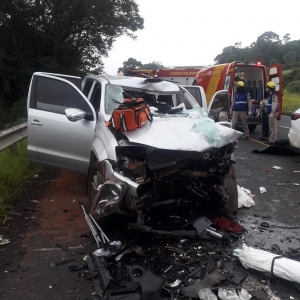 Acidente entre caminhão e carros mata 1 pessoa e deixa 11 feridas na BR-277, em Teixeira Soares — Foto: Divulgação/Corpo de Bombeiros