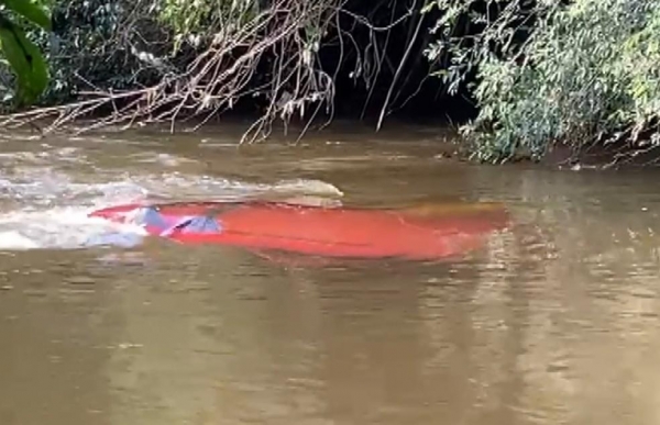 Motorista morre afogado após carro sair da pista e cair dentro do Rio Pitangui, em Ponta Grossa — Foto: Reprodução/RPC