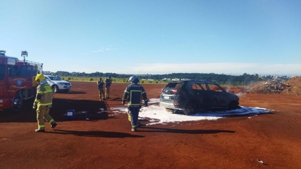 Corpo é encontrado carbonizado dentro de carro incendiado em Guarapuava — Foto: Divulgação/Corpo de Bombeiros