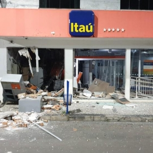 Criminosos explodem agência bancária no Paraná — Foto: Divulgação/PM