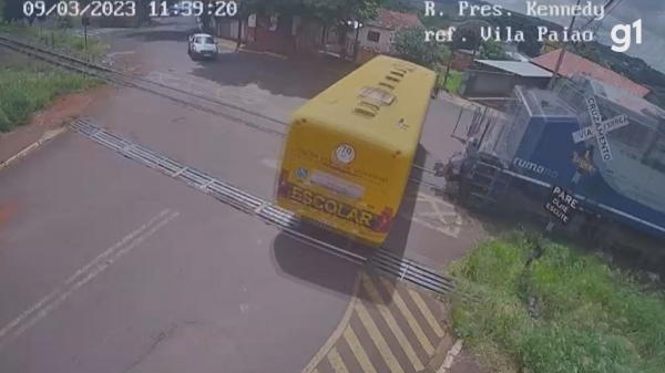 Trem acerta lateral de ônibus escolar da Apae no Paraná — Foto: Reprodução/Redes sociais