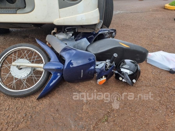 O motociclista de 33 anos ficou ferido . Foto: Cristine Kempp/AquiAgora.net .