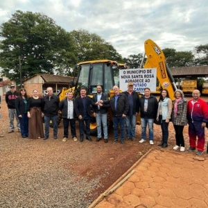 Entrega da retroescavadeira em 2022. Foto: Divulgação/Assessoria Prefeitura.