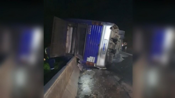 Tombamento de ônibus de turismo deixou mortos e feridos na Rodovia Régis Bittencourt, em Cajati, no interior de São Paulo — Foto: TV Globo/Reprodução