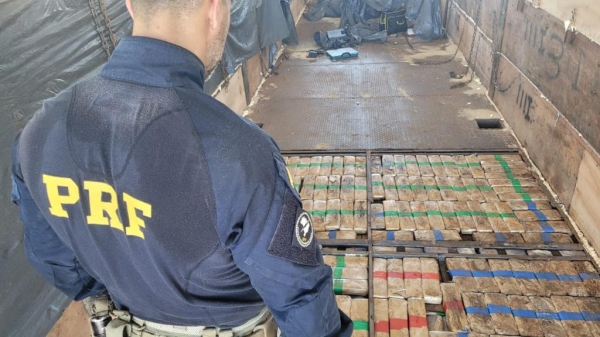 A carreta estava carregada com arroz e foi preciso encaminhá-la a uma cooperativa para retirar o grão e acessar a droga. Foto: PRF.