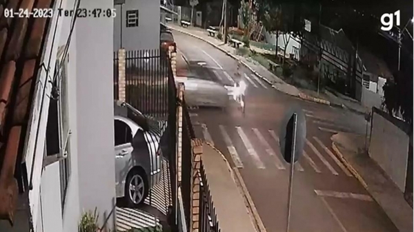 Jovem em motocicleta morre uma quadra antes de chegar em casa após ser atingida por carro em alta velocidade — Foto: Reprodução
