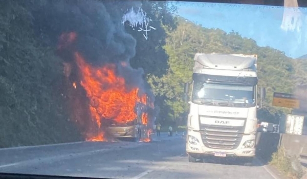 Ônibus de turismo pega fogo na BR-277, em Morretes — Foto: Izabelle Pinheiro da Silva