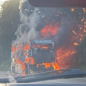 Ônibus de turismo pega fogo na BR-277, em Morretes — Foto: Izabelle Pinheiro da Silva
