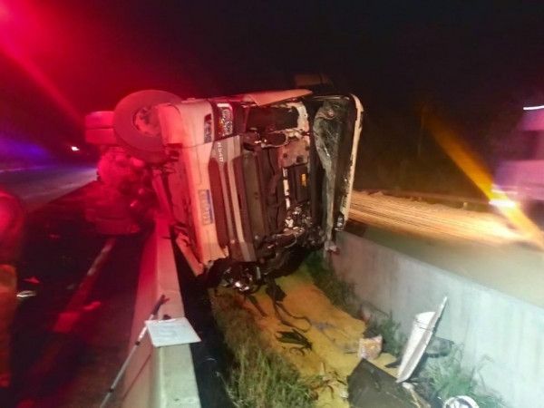 Motorista morre após caminhão tombar sobre mureta de concerto na BR-376 — Foto: Divulgação/PRF