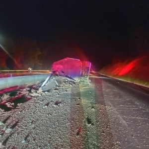 Motorista morre após caminhão tombar sobre mureta de concerto na BR-376 — Foto: Divulgação/PRF