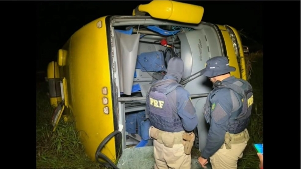 Dezoito pessoas ficam feridas após caminhão sair de pista e tombar na BR-277, em Guarapuava — Foto: Reprodução/RPC