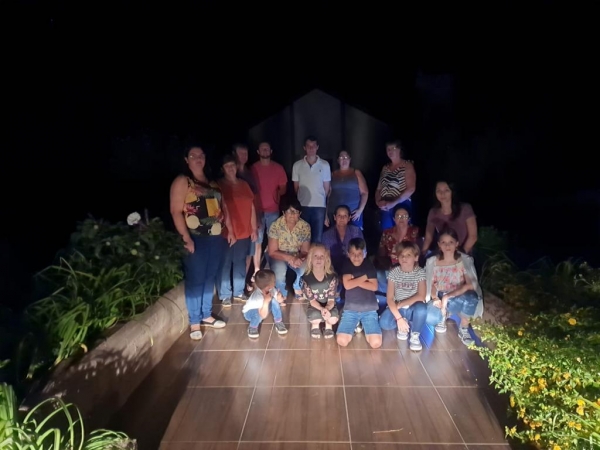 Foto da comunidade sem energia. 
