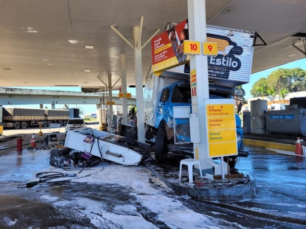 Caminhão desgovernado invade posto, atinge veículos e bate em bomba de combustíveis em Ponta Grossa — Foto: Carla Yarin/RPC