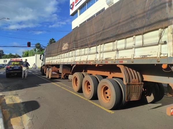 No interior da carroceria, os policiais encontraram cerca de 450 mil maços de cigarros contrabandeados. Foto: PRF